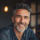 Homme souriant aux cheveux poivre et sel