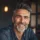 Homme souriant aux cheveux poivre et sel