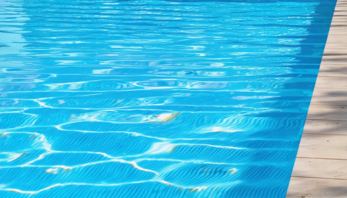découvrez comment choisir le carrelage idéal pour votre piscine et transformez votre espace aquatique en un véritable havre de beauté et de confort.